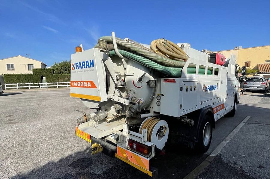 Camion avec équipement d'assainissement